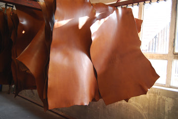 Leder hängt in einer Gerberei zum Trocknen – hochwertiges, langlebiges Naturleder in der Verarbeitung.