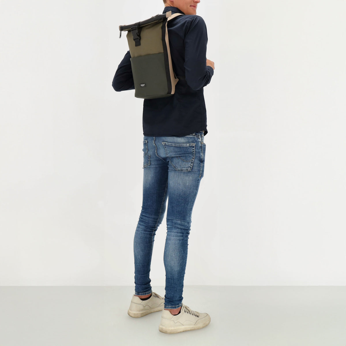 Rolltop-Rucksack 28x42cm in Olivgrün mit Reißverschluss und Steckfach - leder-accessoires.com