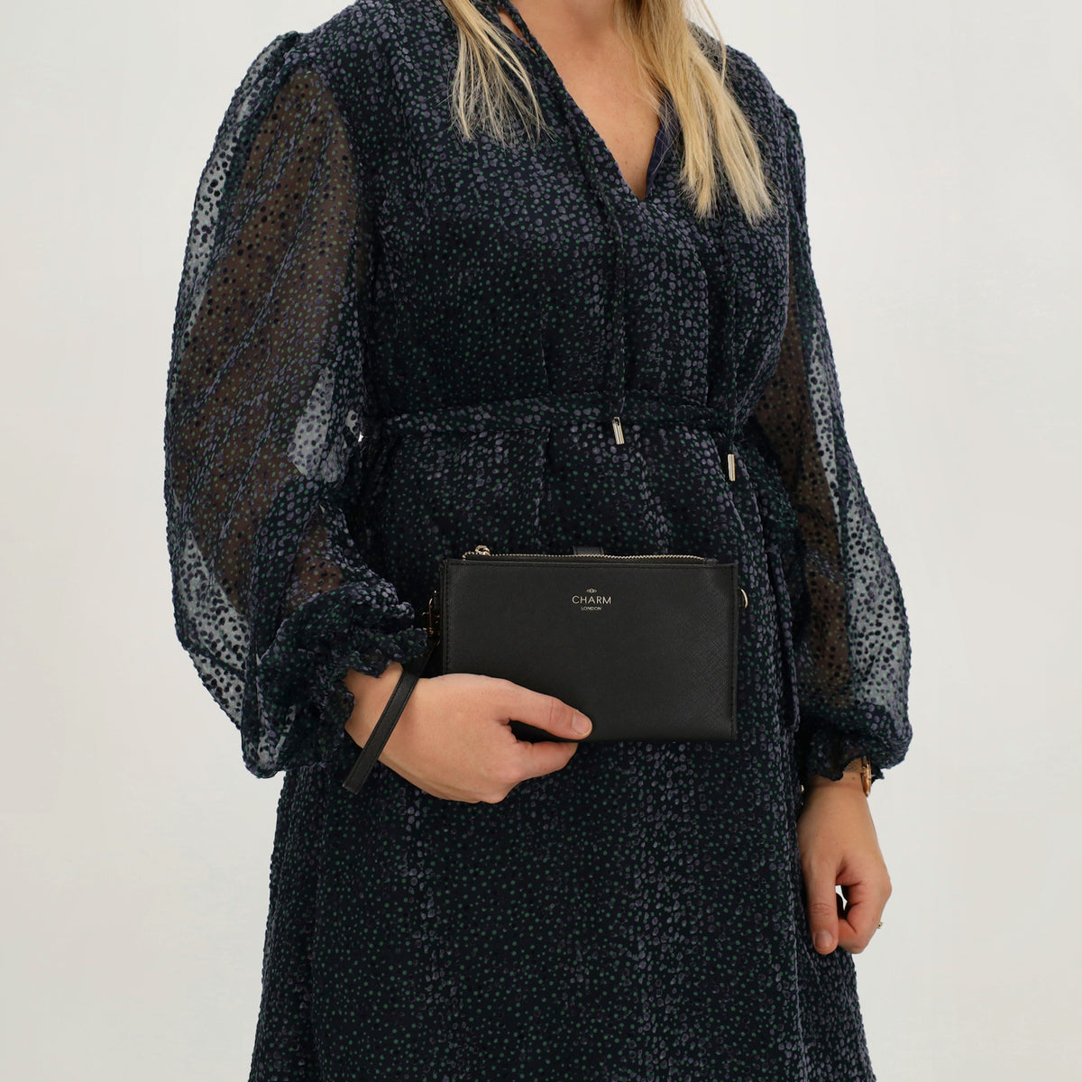 Börse|Handytasche 12x18,5cm in Schwarz mit Umhängeriemen - leder-accessoires.com