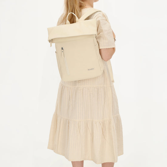 Cityrucksack 36x28cm in Creme mit Umschlag und Reißverschluss - leder-accessoires.com