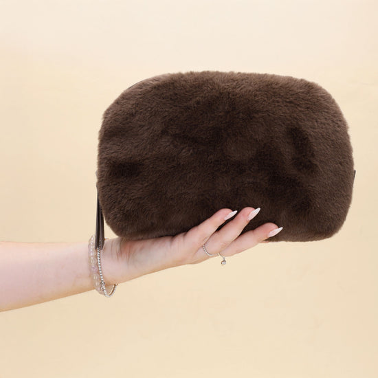 Brauner Kosmetikbeutel 23x16,5cm aus weichem Kunstfell – kompakt & praktisch - leder-accessoires.com