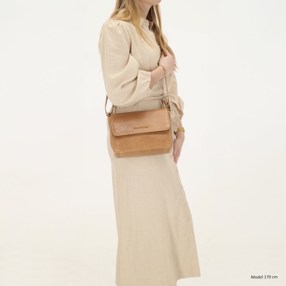 Umhängetasche Leder 25x19x7,5cm in Taupe mit Überschlag - leder-accessoires.com