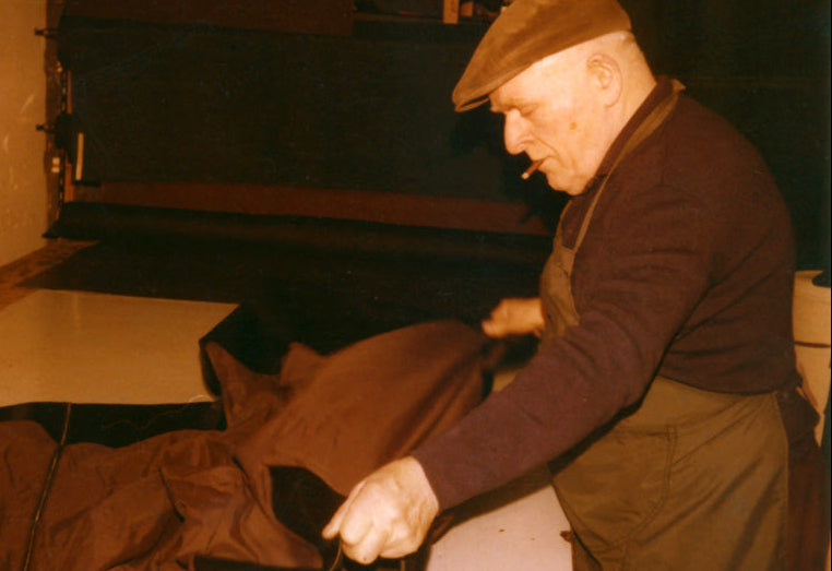 Historisches Bild von Max Bazlen, dem Großvater der heutigen Bazlen-Generation, bei der Lederverarbeitung zur Herstellung von Gürteln.
