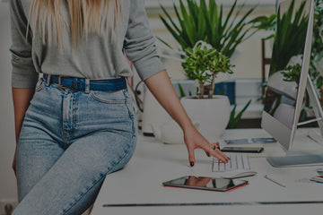Frau am Schreibtisch tätigt einen Online-Einkauf – sicheres und bequemes Online-Shopping.