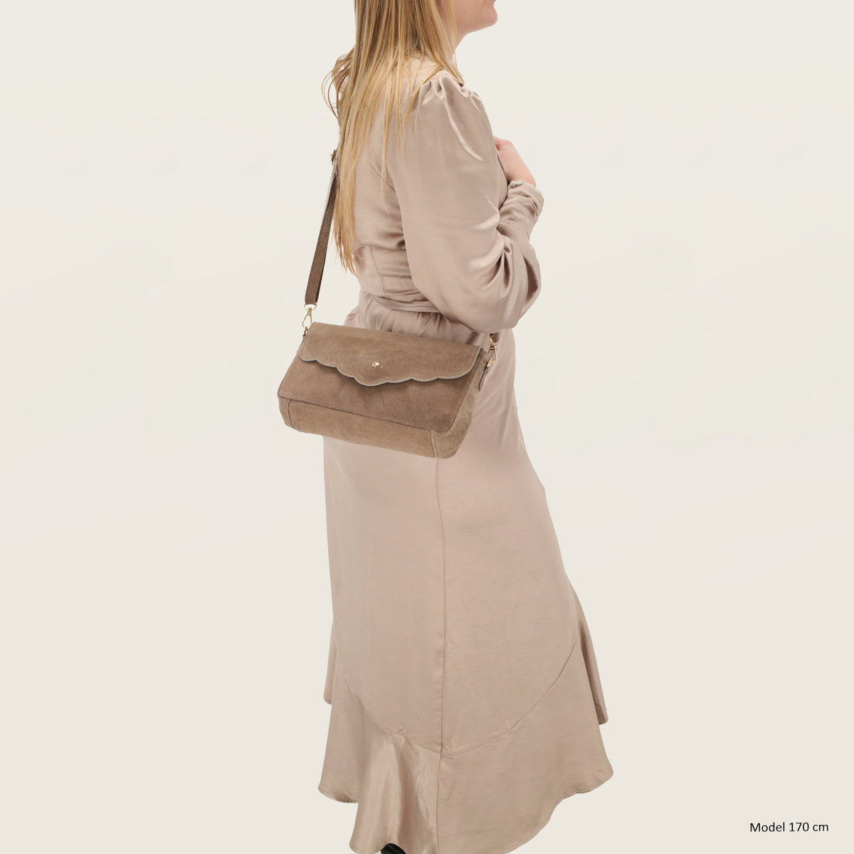 Umhängetasche 26x6x15cm Taupe aus Wildleder - leder-accessoires.com