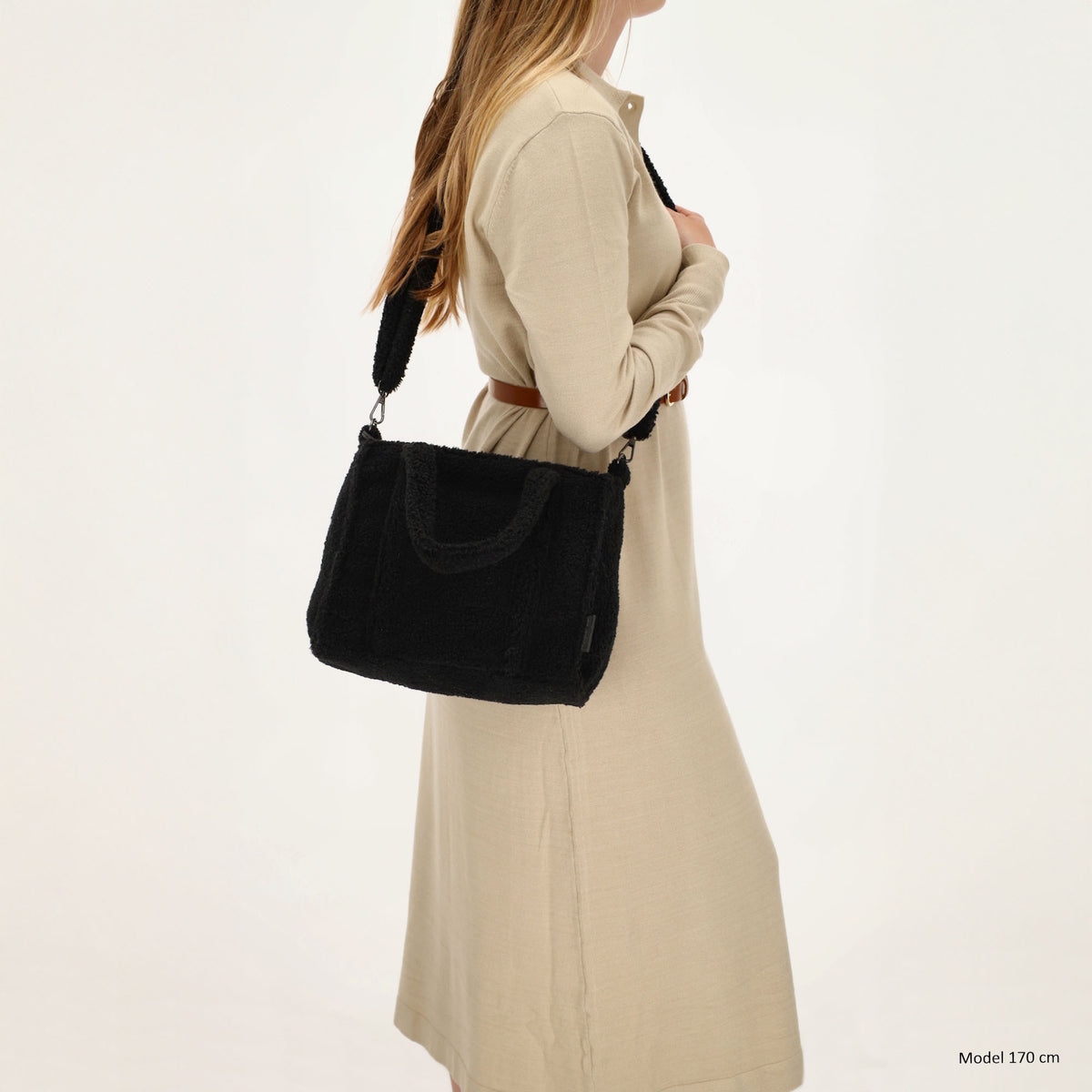 Schwarze Teddy Tasche Damen 27 x 22cm – kompakte Handtasche & Umhängetasche - leder-accessoires.com