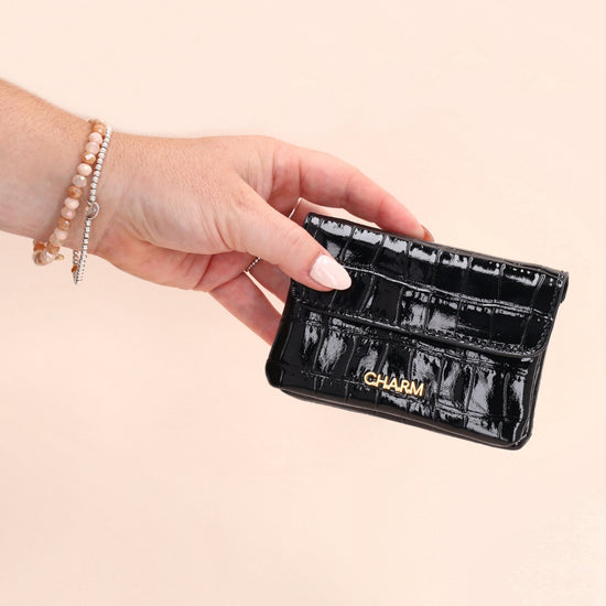 Schwarze Lackleder Geldbörse 11x8cm mit Krokoprägung – kompakt & elegant - leder-accessoires.com