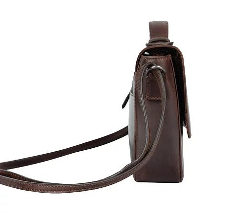 Umhängetasche aus Leder in Braun mit Überschlag und Kurzgriff - leder-accessoires.com