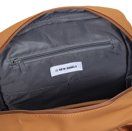 Laptoprucksack 9L in Cognac mit verschweißten Reißverschlüssen - leder-accessoires.com