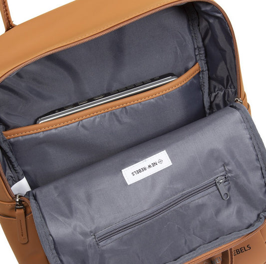 Laptoprucksack 12L in Cognac mit Kurzgriff als Tasche - leder-accessoires.com